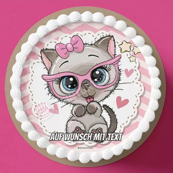 Motiv: Siamkatze mit rosa Brille - Hochwertige und individuelle Tortenaufleger für jeden Anlass
Tortenaufleger Siamkatze mit rosa Brille 20cm Kreis
Unsere Tortenaufleger sind ein ideales Geschenk für - Tortenbild - DeintortenbildSiamkatze mit rosa Brille