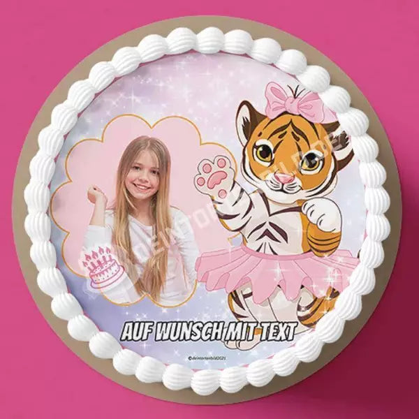 Fotomotiv: Ballerina Tiger - Hochwertige und individuelle Tortenaufleger für jeden Anlass
Tortenaufleger Fotomotiv Ballerina Tiger 20cm Kreis
Unser Tortenaufleger mit dem Motiv "Ballerina Tiger - Tortenbild - DeintortenbildBallerina Tiger