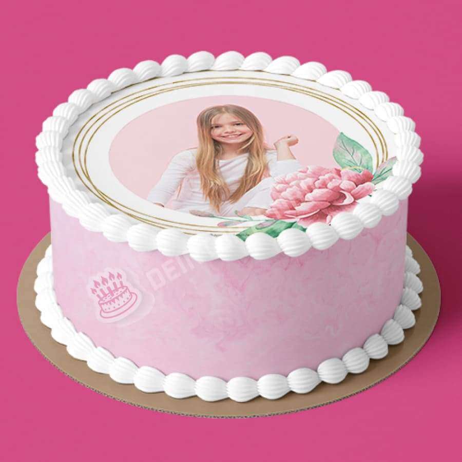 Fotomotiv: Eleganter Rahmen mit Blume - Hochwertige und individuelle Tortenaufleger für jeden Anlass
Tortenaufleger Eleganter Rahmen mit Blume in 20cm Kreis
Unser Tortenaufleger mit einem eleganten Blumen - Tortenbild - DeintortenbildEleganter Rahmen mit Blume