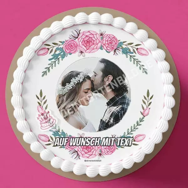 Fotomotiv: Hochzeit - Blumenrahmen - Hochwertige und individuelle Tortenaufleger für jeden Anlass
Tortenaufleger Fotomotiv Hochzeit - Blumenrahmen 20cm Kreis
Unser Tortenaufleger mit einem eleganten Bl - Tortenbild - DeintortenbildHochzeit - Blumenrahmen