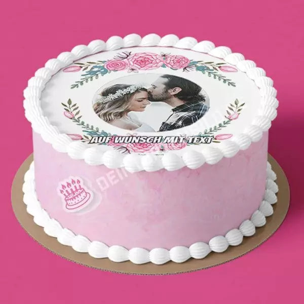 Fotomotiv: Hochzeit - Blumenrahmen - Hochwertige und individuelle Tortenaufleger für jeden Anlass
Tortenaufleger Fotomotiv Hochzeit - Blumenrahmen 20cm Kreis
Unser Tortenaufleger mit einem eleganten Bl - Tortenbild - DeintortenbildHochzeit - Blumenrahmen