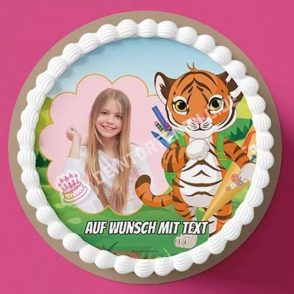 Fotomotiv: Einschulung - Tiger - Hochwertige und individuelle Tortenaufleger für jeden Anlass
Tortenaufleger Fotomotiv Einschulung Tiger 20cm Kreis 
Unser Tortenaufleger mit dem Motiv "Einschulung T - Tortenbild - DeintortenbildEinschulung - Tiger